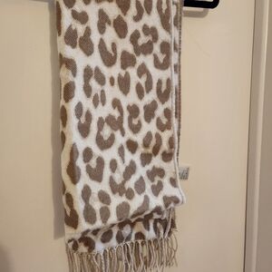 H&M Leopard print scarf